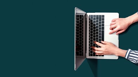 Rückmeldeverfahren Notebook mit tippenden Händen