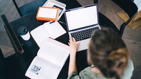 Eine Studentin bei der Prüfungsvorbereitung