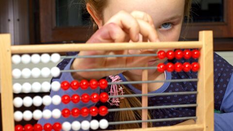 Mathematik in der Primarstufe Ein Mädchen rechnet mit einem Rechenrahmen