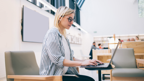 Praktikum im Lehramtsstudium Studentin tippt an ihrem Notebook