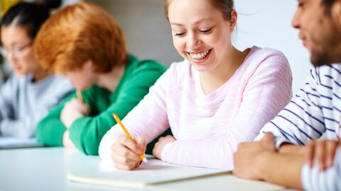 Schreiben lernen Schüler im Unterricht, die schreiben