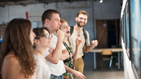 Eine Gruppe Jugendlicher mit Lehrer im Museum