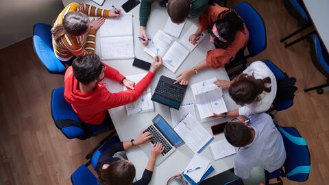 Fortbildung  Kinder im Unterricht bei einer Projektarbeit