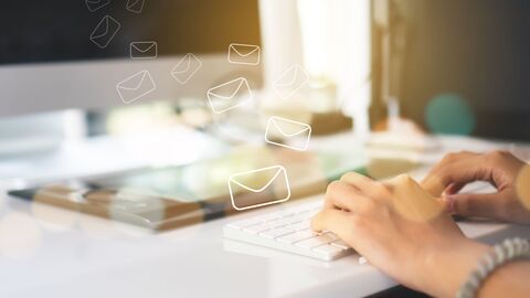 Tippen am Rechner im Büro