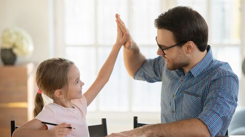 Eine Lehrkraft mit einer Schülerin 