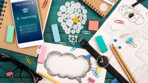 Verschiedene Schulmaterialien auf einem Tisch