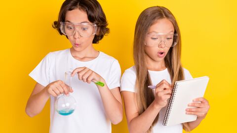 Ein Schüler und eine Schülerin mit Schutzbrille