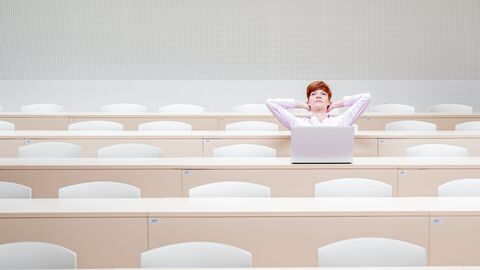 Hörsaal einer Universität mit einer Person