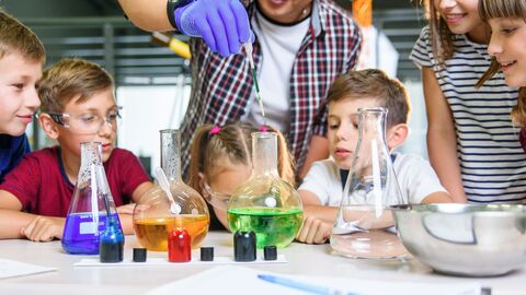 Experiment in Chemie mit Schülern