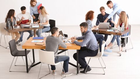 Eine Gruppe von Menschen in einem Seminar