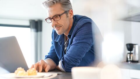 Schulleiter am Notebook im Büro