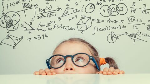 Ein Mädchen mit mathematischen Formeln