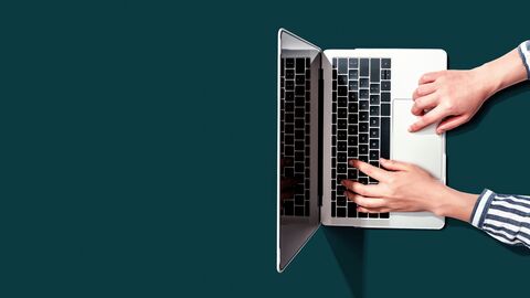 Notebook auf dunklem Hintergrund