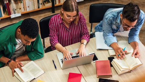 Studierende in einer Bibliothek