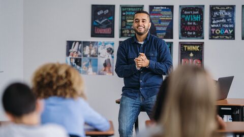 Ein junger Lehrer vor der Klasse
