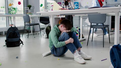 Ein Schüler wütend auf dem Boden